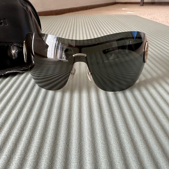 Gucci ICONIC VINTAGE Shield Black Sunglasses. Comes with original case. - Picture 1 of 11